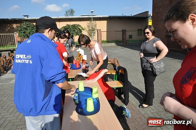 Zdjęcie w galerii na portalu naszraciborz.pl: Księża roznieśli w pył absolwentów  wiadomości z regionu
