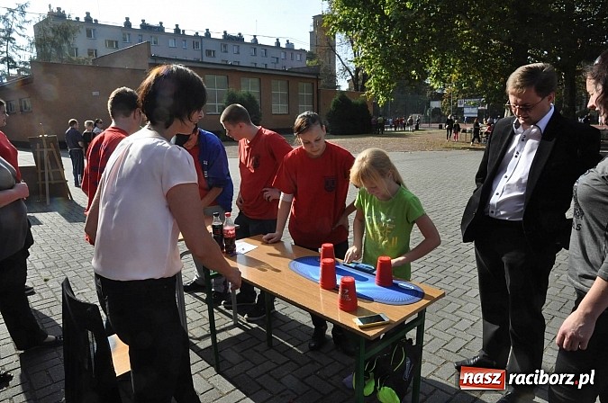 Zdjęcie w galerii na portalu naszraciborz.pl: Księża roznieśli w pył absolwentów  wiadomości z regionu