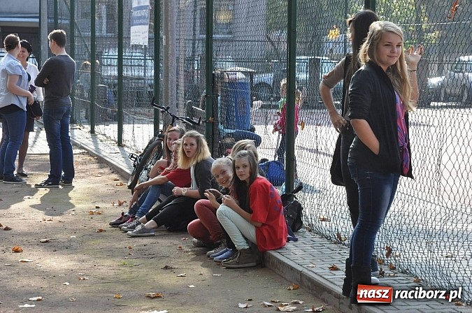 Zdjęcie w galerii na portalu naszraciborz.pl: Księża roznieśli w pył absolwentów  wiadomości z regionu
