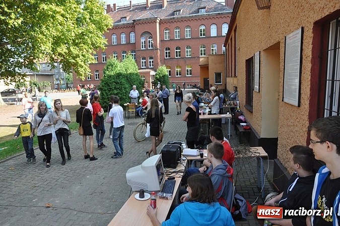 Zdjęcie w galerii na portalu naszraciborz.pl: Księża roznieśli w pył absolwentów  wiadomości z regionu