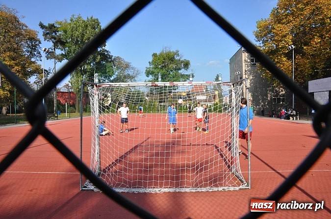 Zdjęcie w galerii na portalu naszraciborz.pl: Księża roznieśli w pył absolwentów  wiadomości z regionu