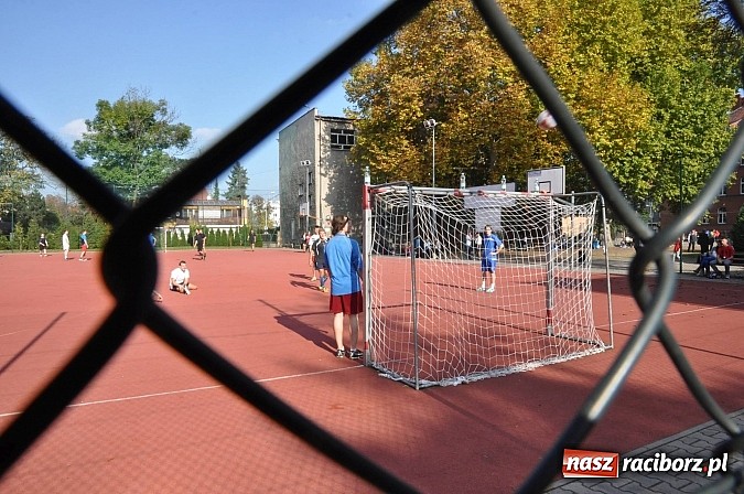 Zdjęcie w galerii na portalu naszraciborz.pl: Księża roznieśli w pył absolwentów  wiadomości z regionu
