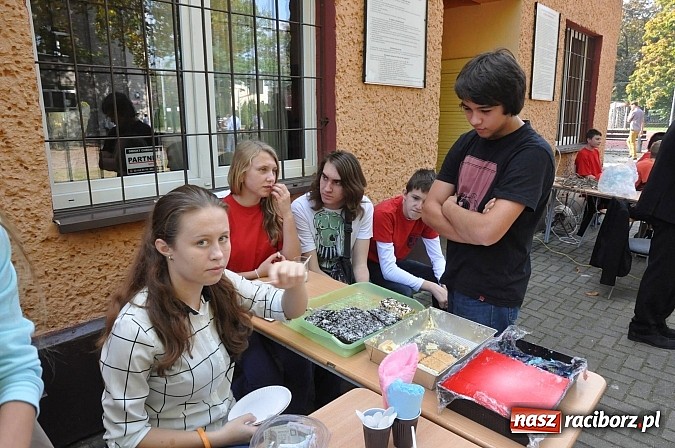 Zdjęcie w galerii na portalu naszraciborz.pl: Księża roznieśli w pył absolwentów  wiadomości z regionu