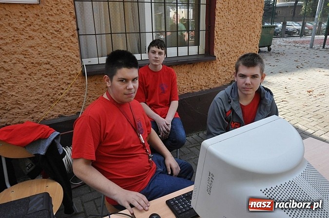 Zdjęcie w galerii na portalu naszraciborz.pl: Księża roznieśli w pył absolwentów  wiadomości z regionu