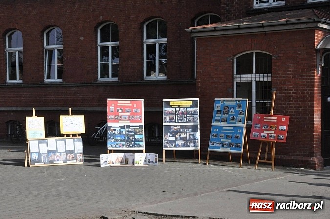 Zdjęcie w galerii na portalu naszraciborz.pl: Księża roznieśli w pył absolwentów  wiadomości z regionu