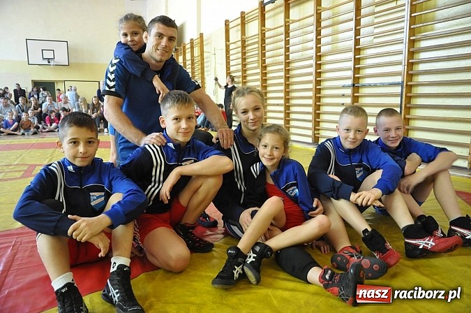 Zdjęcie w galerii na portalu naszraciborz.pl: Księża roznieśli w pył absolwentów  wiadomości z regionu