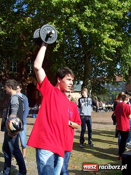 Zdjęcie w galerii na portalu naszraciborz.pl: Księża roznieśli w pył absolwentów  wiadomości z regionu