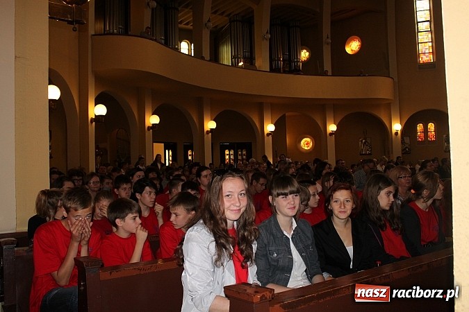 Zdjęcie w galerii na portalu naszraciborz.pl: Księża roznieśli w pył absolwentów  wiadomości z regionu