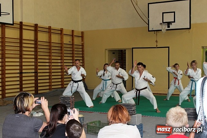 Zdjęcie w galerii na portalu naszraciborz.pl: Księża roznieśli w pył absolwentów  wiadomości z regionu