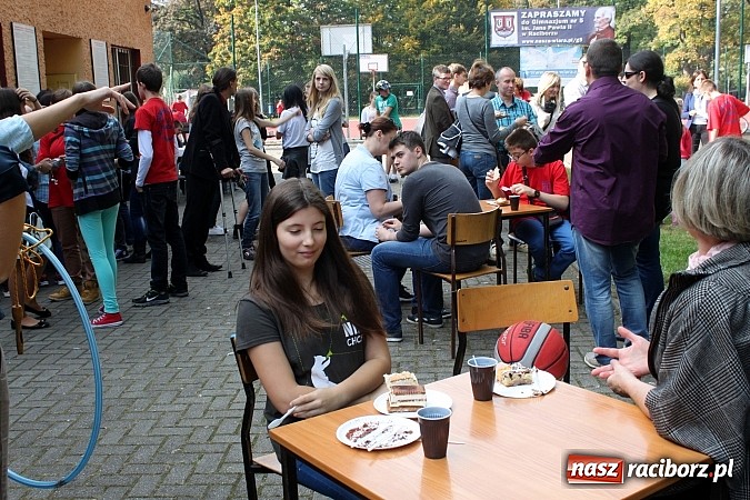 Zdjęcie w galerii na portalu naszraciborz.pl: Księża roznieśli w pył absolwentów  wiadomości z regionu