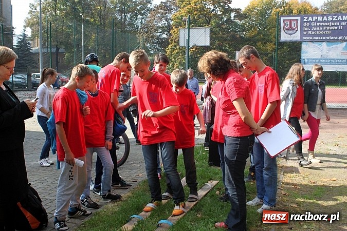 Zdjęcie w galerii na portalu naszraciborz.pl: Księża roznieśli w pył absolwentów  wiadomości z regionu