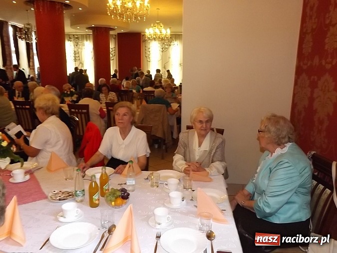 Zdjęcie w galerii na portalu naszraciborz.pl: ZNP świętuje Dzień Edukacji Narodowej. Seniorzy spotkali się w Raciborskiej wiadomości z regionu