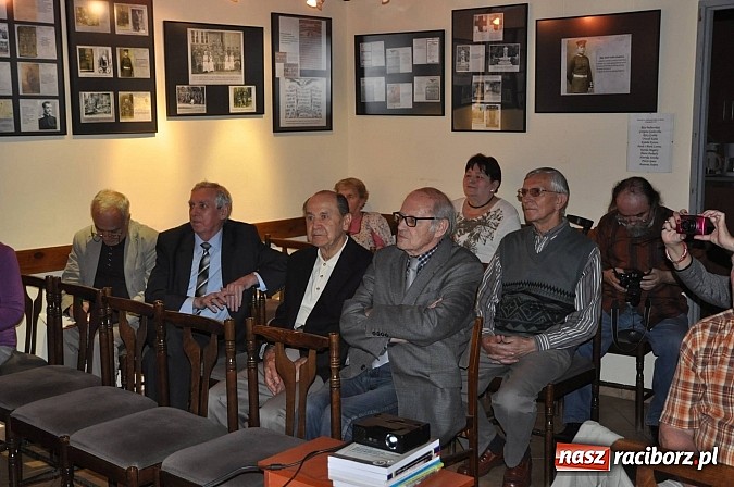 Zdjęcie w galerii na portalu naszraciborz.pl: Wieczór historyczny w TMZR. Spacer po Chałupkach wiadomości z regionu