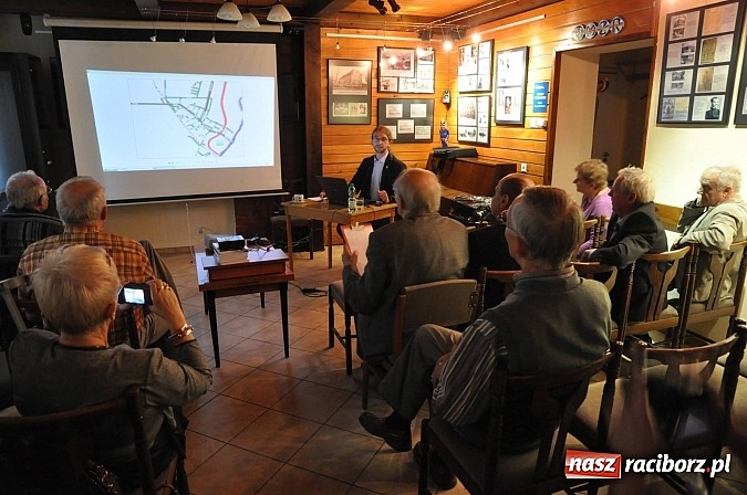Zdjęcie w galerii na portalu naszraciborz.pl: Wieczór historyczny w TMZR. Spacer po Chałupkach wiadomości z regionu