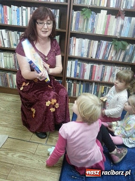 Zdjęcie w galerii na portalu naszraciborz.pl: Czytanie na dywanie na Ostrogu  wiadomości z regionu