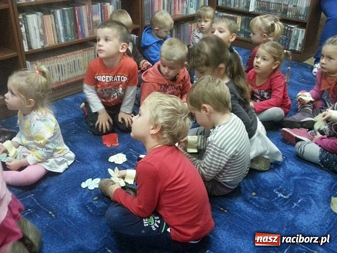 Zdjęcie w galerii na portalu naszraciborz.pl: Czytanie na dywanie na Ostrogu  wiadomości z regionu