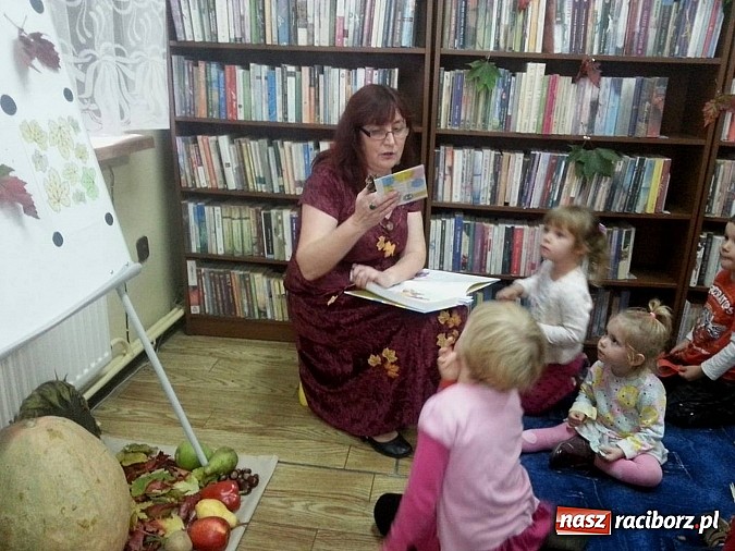 Zdjęcie w galerii na portalu naszraciborz.pl: Czytanie na dywanie na Ostrogu  wiadomości z regionu