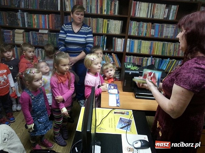 Zdjęcie w galerii na portalu naszraciborz.pl: Czytanie na dywanie na Ostrogu  wiadomości z regionu