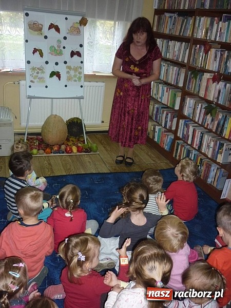 Zdjęcie w galerii na portalu naszraciborz.pl: Czytanie na dywanie na Ostrogu  wiadomości z regionu