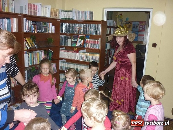 Zdjęcie w galerii na portalu naszraciborz.pl: Czytanie na dywanie na Ostrogu  wiadomości z regionu