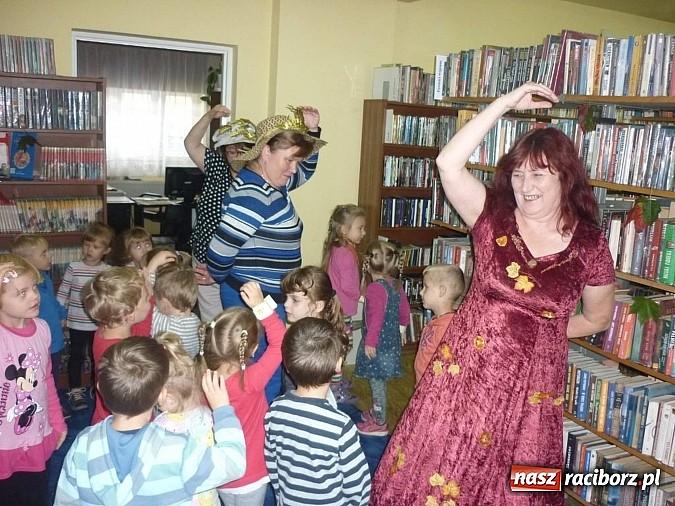 Zdjęcie w galerii na portalu naszraciborz.pl: Czytanie na dywanie na Ostrogu  wiadomości z regionu