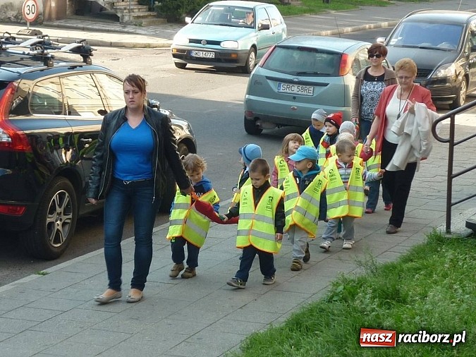 Zdjęcie w galerii na portalu naszraciborz.pl: Czytanie na dywanie na Ostrogu  wiadomości z regionu
