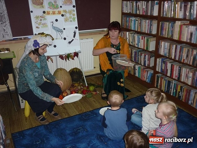 Zdjęcie w galerii na portalu naszraciborz.pl: Czytanie na dywanie na Ostrogu  wiadomości z regionu