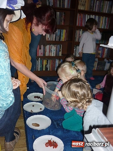 Zdjęcie w galerii na portalu naszraciborz.pl: Czytanie na dywanie na Ostrogu  wiadomości z regionu