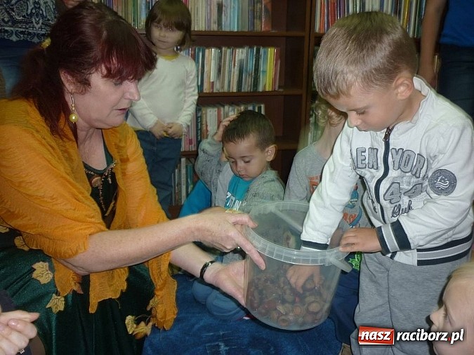 Zdjęcie w galerii na portalu naszraciborz.pl: Czytanie na dywanie na Ostrogu  wiadomości z regionu