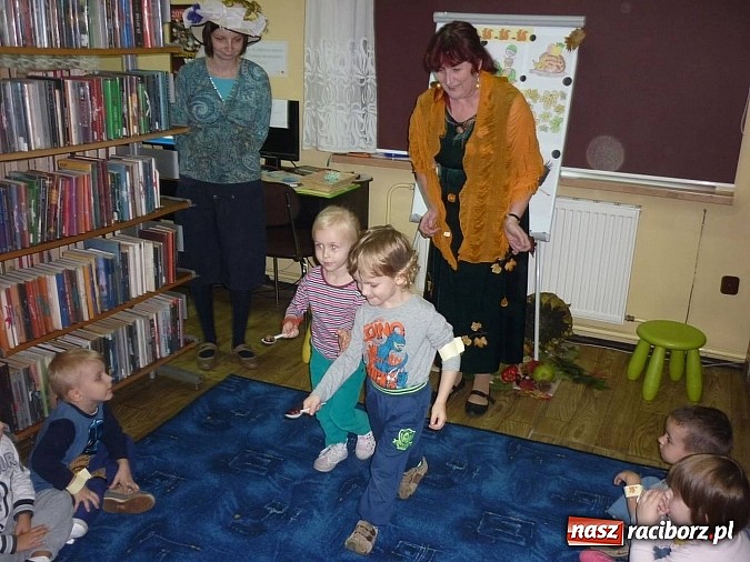 Zdjęcie w galerii na portalu naszraciborz.pl: Czytanie na dywanie na Ostrogu  wiadomości z regionu