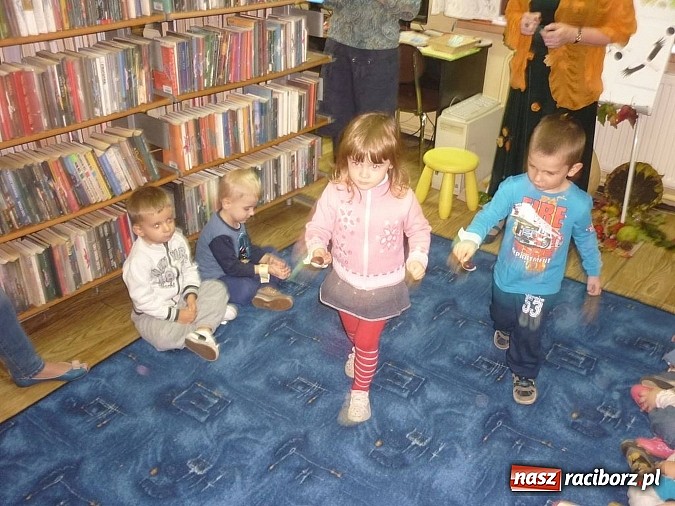 Zdjęcie w galerii na portalu naszraciborz.pl: Czytanie na dywanie na Ostrogu  wiadomości z regionu