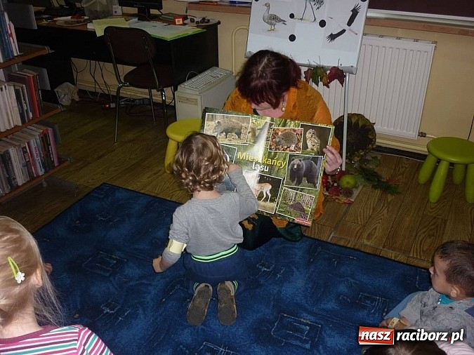 Zdjęcie w galerii na portalu naszraciborz.pl: Czytanie na dywanie na Ostrogu  wiadomości z regionu