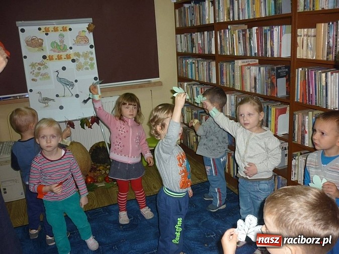 Zdjęcie w galerii na portalu naszraciborz.pl: Czytanie na dywanie na Ostrogu  wiadomości z regionu