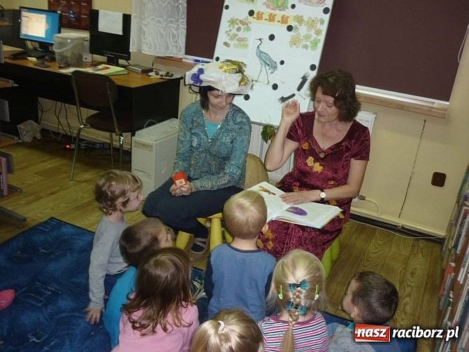 Zdjęcie w galerii na portalu naszraciborz.pl: Czytanie na dywanie na Ostrogu  wiadomości z regionu