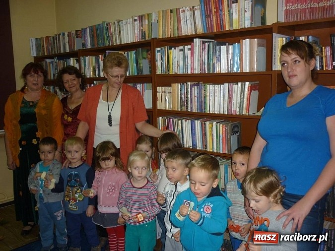 Zdjęcie w galerii na portalu naszraciborz.pl: Czytanie na dywanie na Ostrogu  wiadomości z regionu