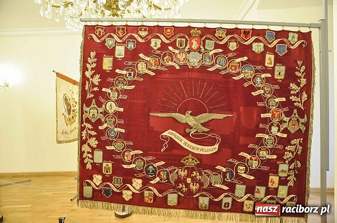 Zdjęcie w galerii na portalu naszraciborz.pl: Sokole sztandary zawitały już na Zamek Piastowski wiadomości z regionu