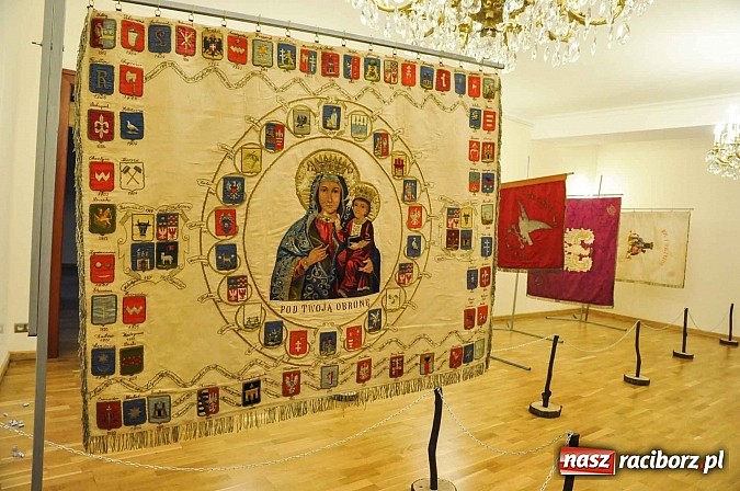 Zdjęcie w galerii na portalu naszraciborz.pl: Sokole sztandary zawitały już na Zamek Piastowski wiadomości z regionu