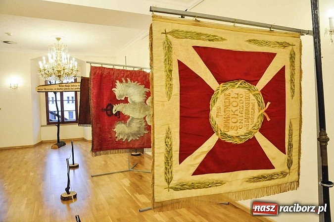 Zdjęcie w galerii na portalu naszraciborz.pl: Sokole sztandary zawitały już na Zamek Piastowski wiadomości z regionu