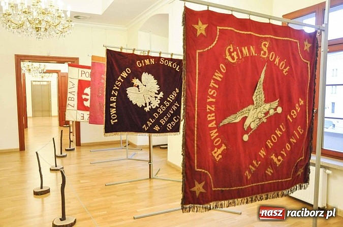 Zdjęcie w galerii na portalu naszraciborz.pl: Sokole sztandary zawitały już na Zamek Piastowski wiadomości z regionu