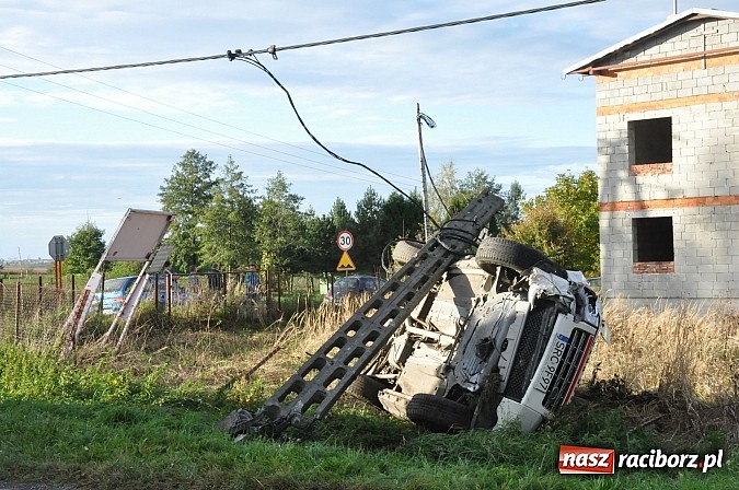 Zdjęcie w galerii na portalu naszraciborz.pl: Operacyjny land rover raciborskich strażaków dachował w Samborowicach na DW 916 wiadomości z regionu
