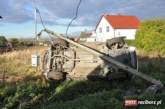 Zdjęcie w galerii na portalu naszraciborz.pl: Operacyjny land rover raciborskich strażaków dachował w Samborowicach na DW 916 wiadomości z regionu