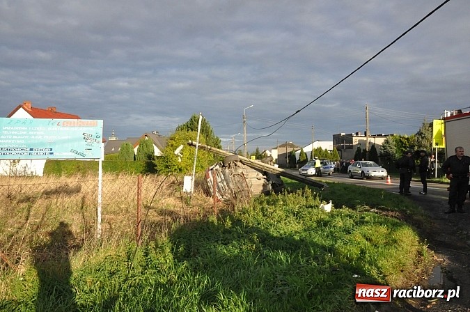 Zdjęcie w galerii na portalu naszraciborz.pl: Operacyjny land rover raciborskich strażaków dachował w Samborowicach na DW 916 wiadomości z regionu