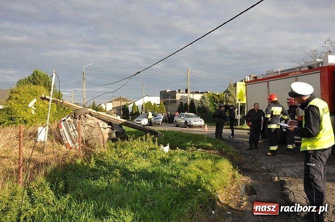 Zdjęcie w galerii na portalu naszraciborz.pl: Operacyjny land rover raciborskich strażaków dachował w Samborowicach na DW 916 wiadomości z regionu