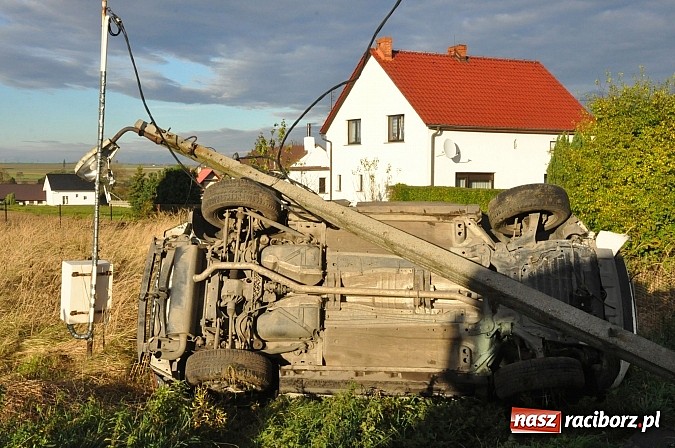 Zdjęcie w galerii na portalu naszraciborz.pl: Operacyjny land rover raciborskich strażaków dachował w Samborowicach na DW 916 wiadomości z regionu