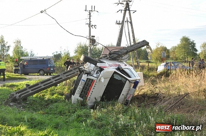 Zdjęcie w galerii na portalu naszraciborz.pl: Operacyjny land rover raciborskich strażaków dachował w Samborowicach na DW 916 wiadomości z regionu