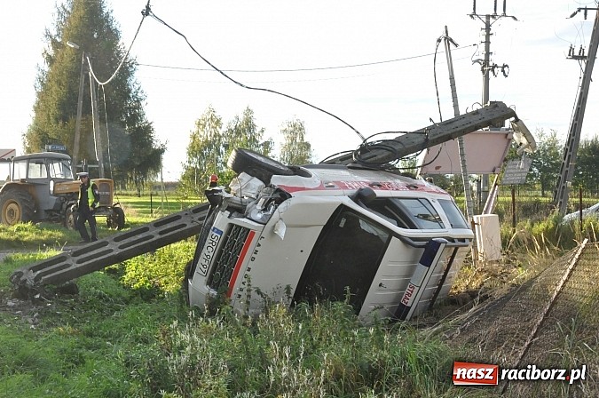 Zdjęcie w galerii na portalu naszraciborz.pl: Operacyjny land rover raciborskich strażaków dachował w Samborowicach na DW 916 wiadomości z regionu