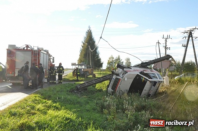 Zdjęcie w galerii na portalu naszraciborz.pl: Operacyjny land rover raciborskich strażaków dachował w Samborowicach na DW 916 wiadomości z regionu