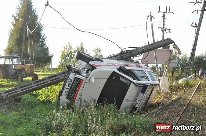 Zdjęcie w galerii na portalu naszraciborz.pl: Operacyjny land rover raciborskich strażaków dachował w Samborowicach na DW 916 wiadomości z regionu