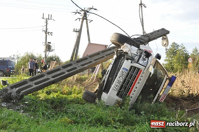 Zdjęcie w galerii na portalu naszraciborz.pl: Operacyjny land rover raciborskich strażaków dachował w Samborowicach na DW 916 wiadomości z regionu