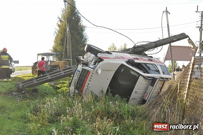 Zdjęcie w galerii na portalu naszraciborz.pl: Operacyjny land rover raciborskich strażaków dachował w Samborowicach na DW 916 wiadomości z regionu